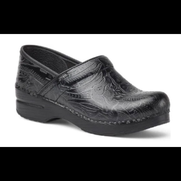 Dansko Shoes - Women’s black Dansko clogs